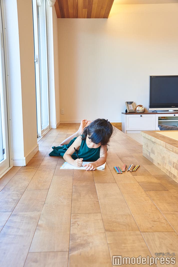 無垢フロアに寝転んでお絵かき/ユニバーサルホーム長浜店(C)モデルプレス