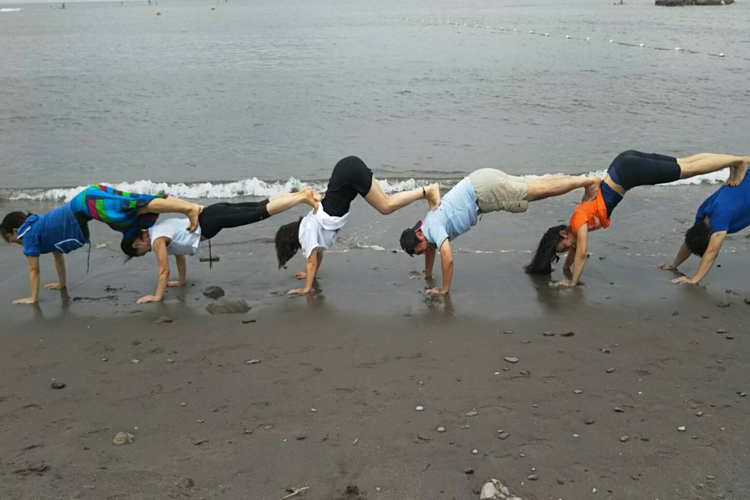 子供でもできる!パートナーヨガで楽しく身体を伸ばす方法