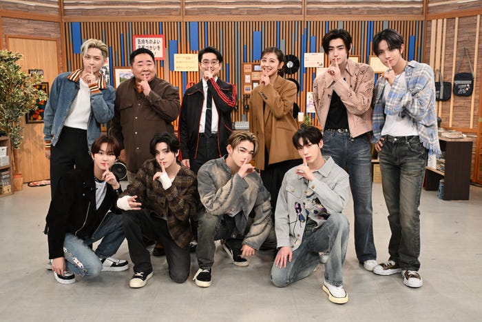 (左上から時計回りに)JAY、塚地武雅、ハマ・オカモト、斎藤ちはるアナ、SUNGHOON、HEESEUNG、SUNOO、NI-KI、JAKE、JUNGWON(C)テレビ朝日