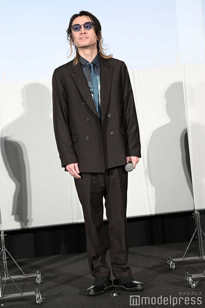 青×黒のシックなスーツ姿で登場した安田章大 (C)モデルプレス