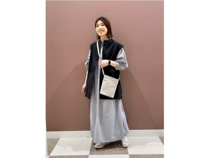 ふんわりとしたロング丈のシャツワンピースは体型カバーにも　出典：WEAR