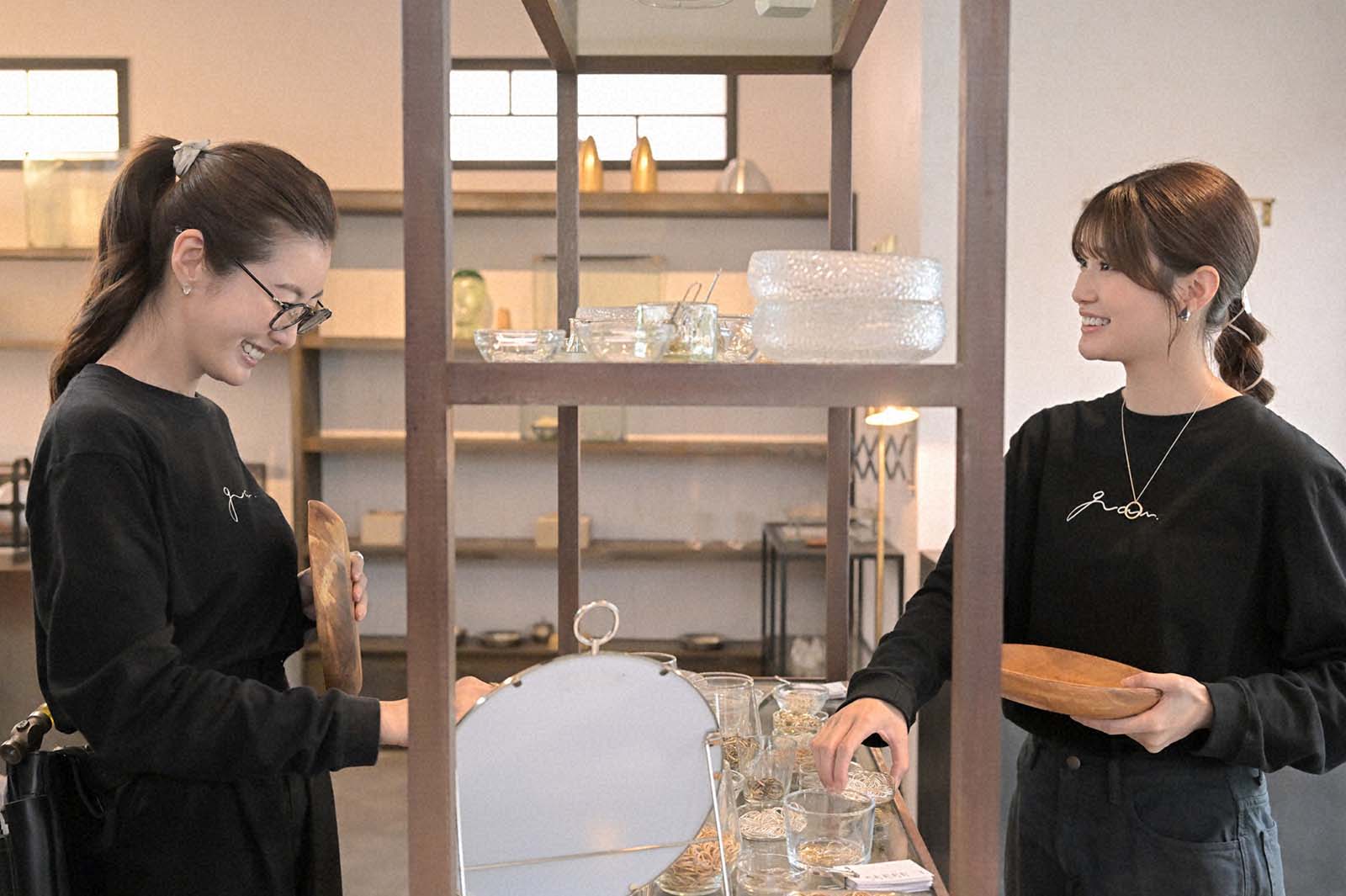 ともさかりえ、生見愛瑠「くるり～誰が私と恋をした？～」第6話より（C）TBS