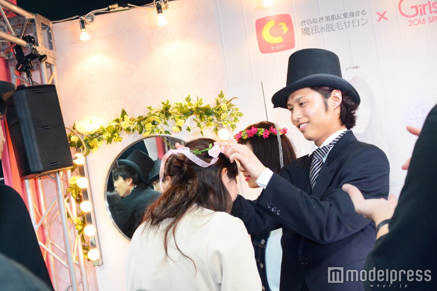 フラワークラウンをかぶって記念撮影(C)モデルプレス