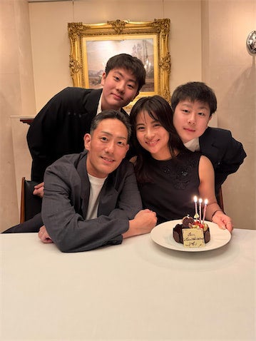 中村勘九郎の43歳妻「誕生日を祝ってもらいました」、家族4人仲良しショット公開