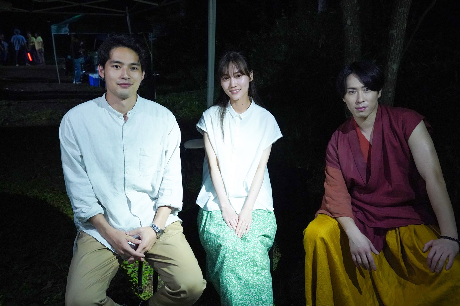 水上恒司・山下美月・宮舘涼太、キャスト陣が織りなす“化学反応”「火喰鳥を、喰う」新たなメイキングカット解禁