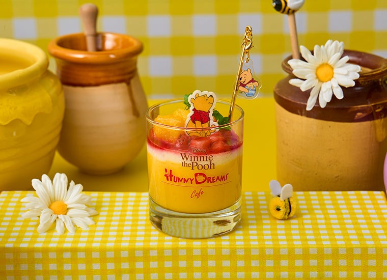 HUNNY風味のフルーツ＆ヨーグルト　税込990円（C）Disney. Based on the "Winnie the Pooh" works by A.A. Milne and E.H. Shepard.