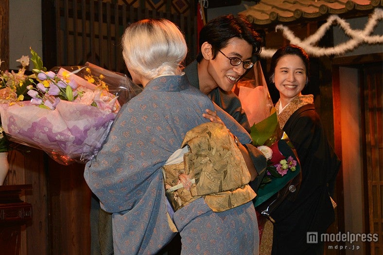 抱き合う仲間由紀恵と中島歩