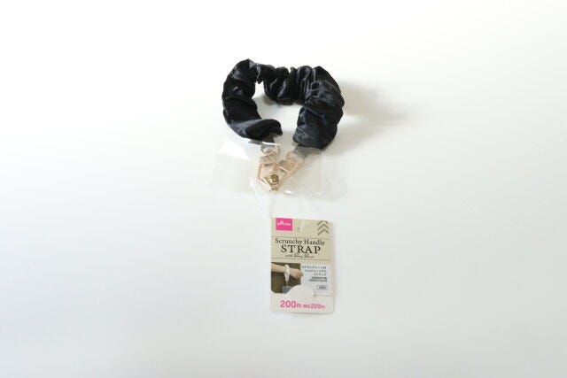 ストラップシート付シュシュハンドルストラップ　ダイソー