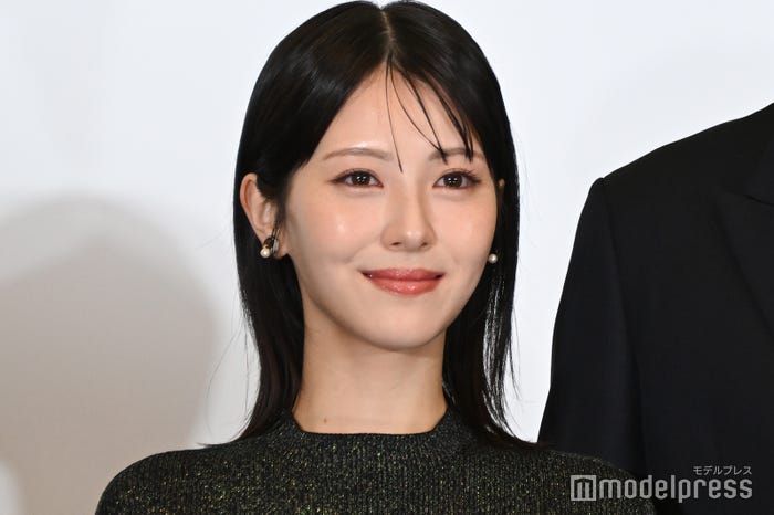 納棺の儀を練習する目黒蓮を後ろから正座して見ていた浜辺美波(C)モデルプレス