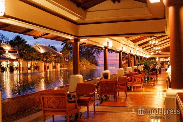 サンセットを眺めながら食事が出来るレストラン／photo by Dennis Wong