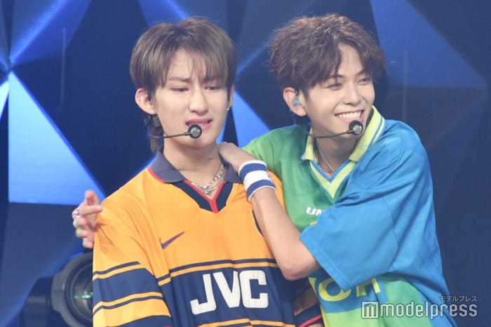 涙をこぼすハルトに寄り添うアントニー(C)モデルプレス