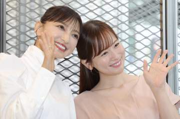 どんどん若返ってる奇跡54歳 望月理恵アナ、TVで見せない凄スカートでイベント現れた 美しいライン、これは着るのに勇気いる！