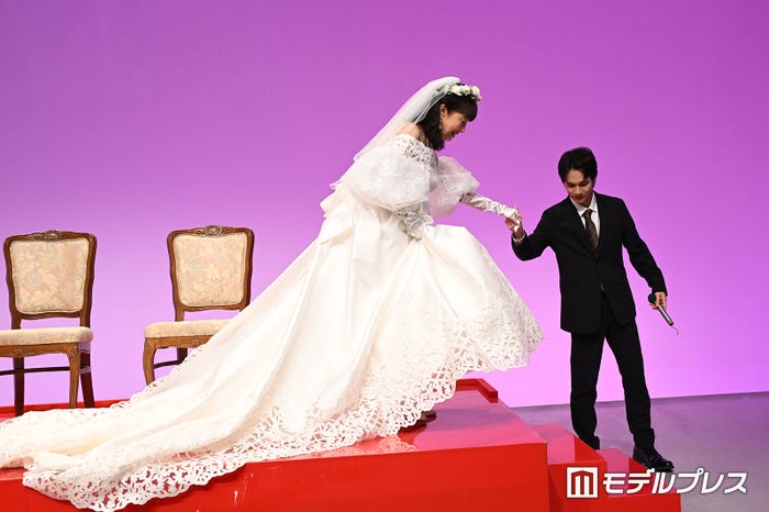 かたせ梨乃、エスコートするためにかたせが来るのを待つ豆原一成(C)モデルプレス