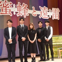 『蜜蜂と遠雷』松坂桃李、ピアノ練習中は「バンビみたい」松岡茉優が暴露