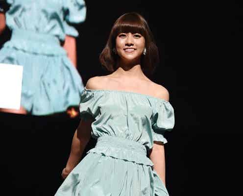 AKB48阿部マリア、艷やかデコルテに観客うっとり
