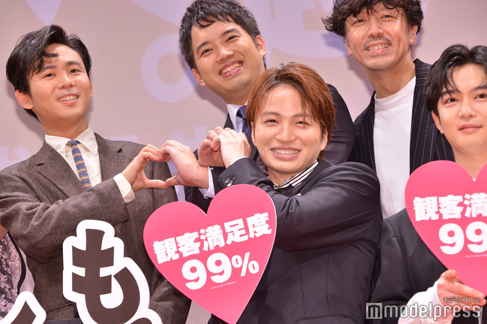 共演者とハートを作り笑顔を浮かべる菊池風磨／（左上から時計回りに）オカモトレイジ、三浦貴大、山岸聖太監督、千葉雄大、菊池風磨（C）モデルプレス
