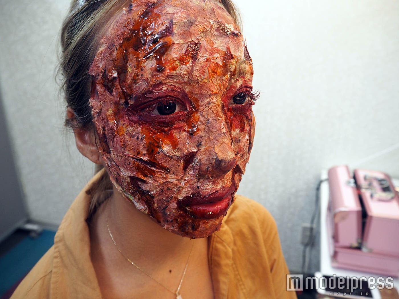 9)溝や目まわり・口まわりにダークレッドのリップティントをたっぷりと塗る