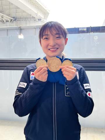 有終金の坂本花織が笑顔の帰国「開放感しかない」今後は指導者転身「小さい子から」も最終目標は中野コーチ「死力を尽くして私を育てて中野先生のように世界一を目指す選手を」