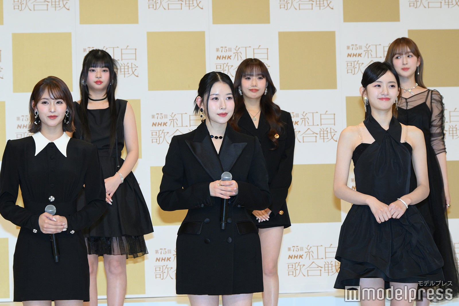 ME:I（後列左から）RINON（村上璃杏）、KEIKO（清水恵子）、SUZU（山本すず）（前列左から）RAN（石井蘭）、MOMONA（笠原桃奈）、COCORO（加藤心）（C）モデルプレス