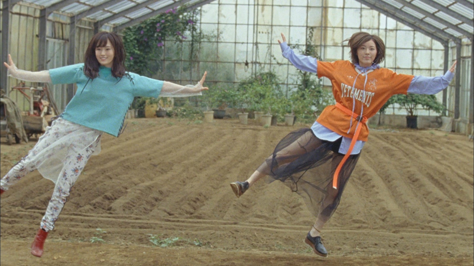 AKB48「11月のアンクレット」MVより（C）AKS