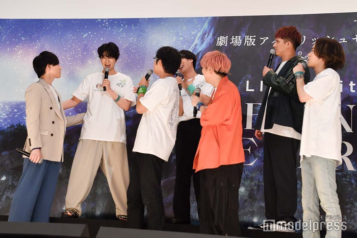 西山宏太朗に一斉にツッコむキャスト陣(C)モデルプレス