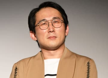 「そっくりだと思ったら」熱戦初場所に降臨の人気芸人にSNS騒然「目がマジだ」「スーツ姿で観戦してるのかっこいい」