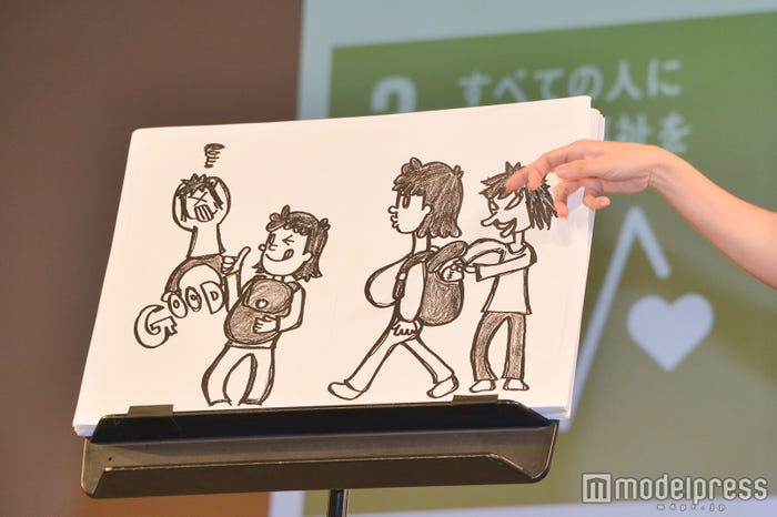 貧乳なら鞄を前に持ってスリを防げるが、巨乳は防げないという事例(C)モデルプレス