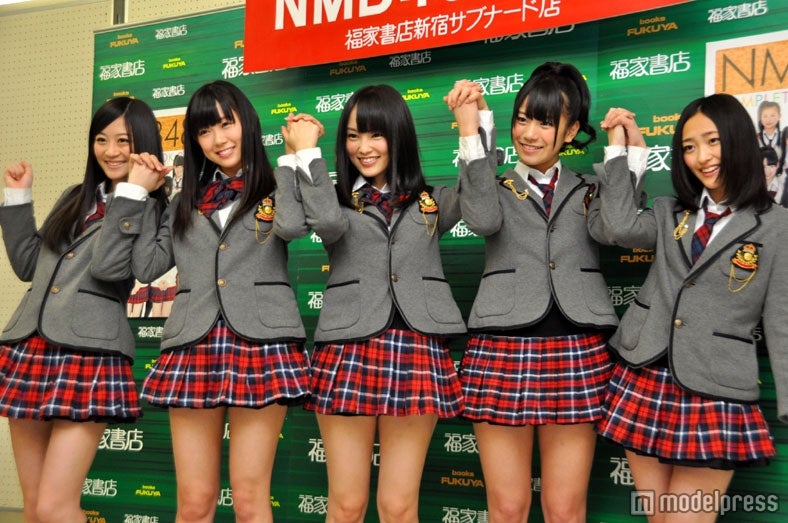 NMB48（写真左から：上西恵、渡辺美優紀、山本彩、福本愛菜、小谷里歩）