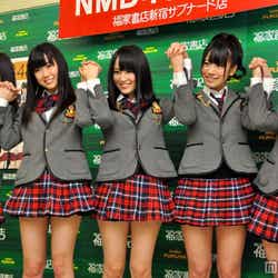 NMB48(写真左から:上西恵、渡辺美優紀、山本彩、福本愛菜、小谷里歩)