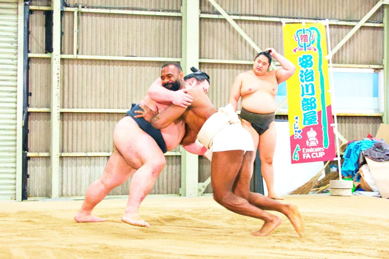 “史上最速”新大関・安青錦関と世界最古のサッカーカップが融合！クロススポーツカルチャーイベントを開催