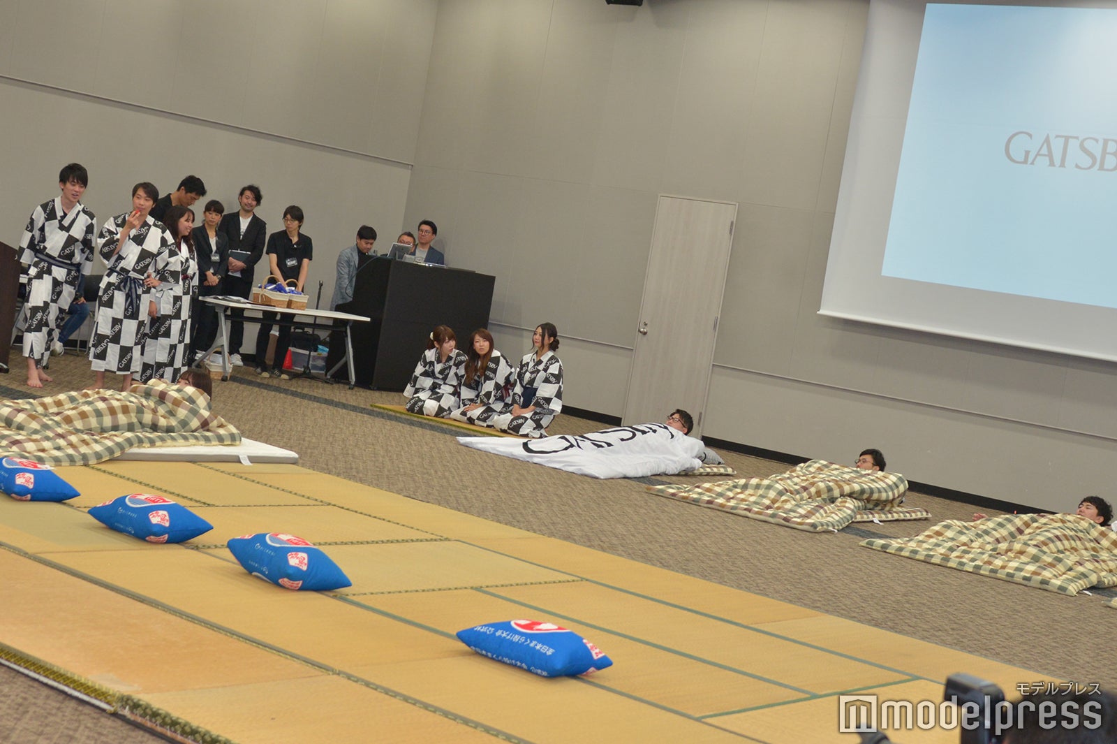 試合前は布団に入って就寝して待機、枕に当たったら就寝しなきゃいけないルール （C）モデルプレス