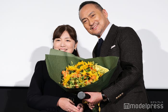 柚月裕子氏、渡辺謙(C)モデルプレス