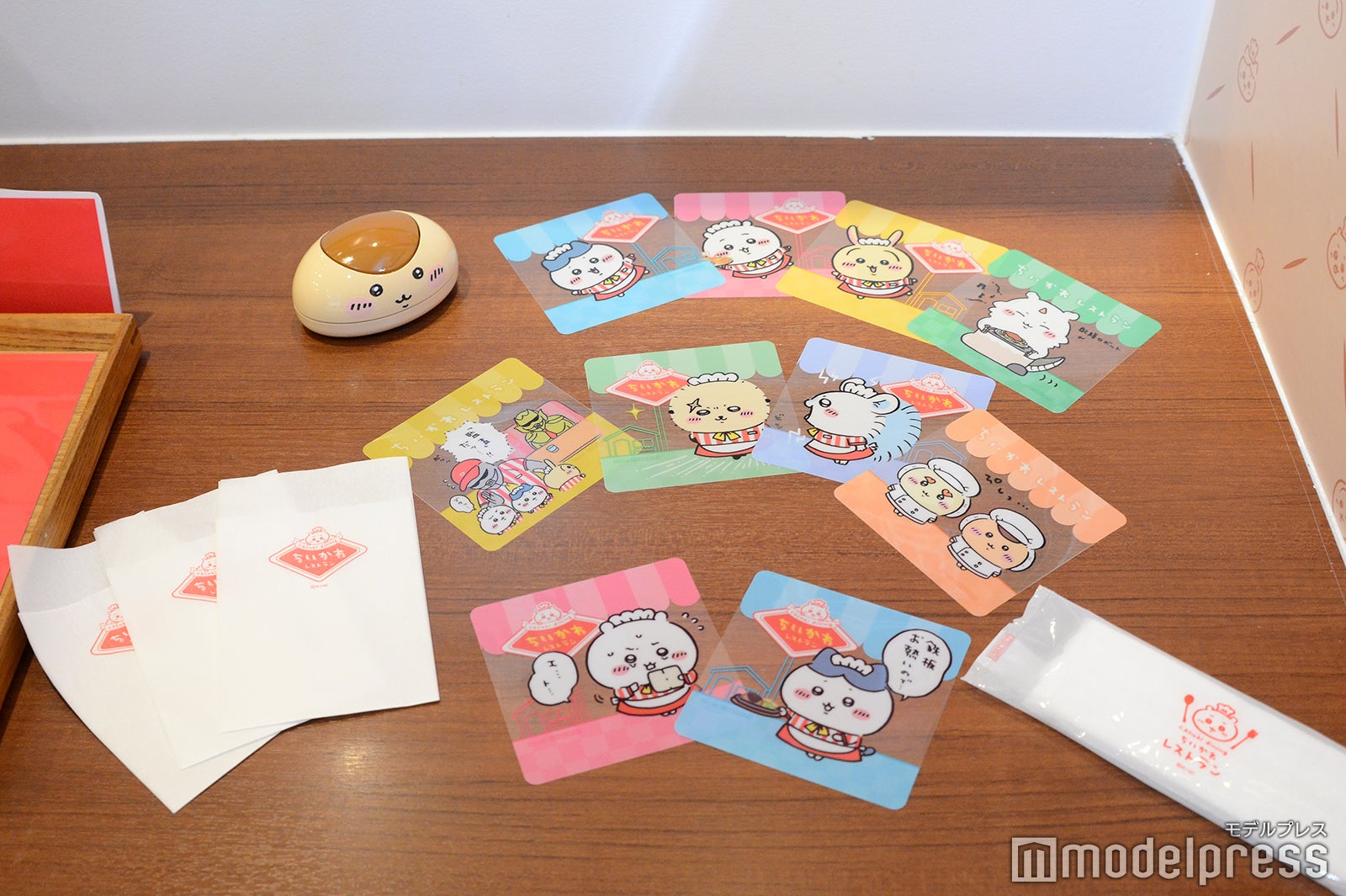 ドリンク注文でカフェオリジナルクリアコースター（全10種）がランダムで貰える／ちいかわレストラン（C）モデルプレス