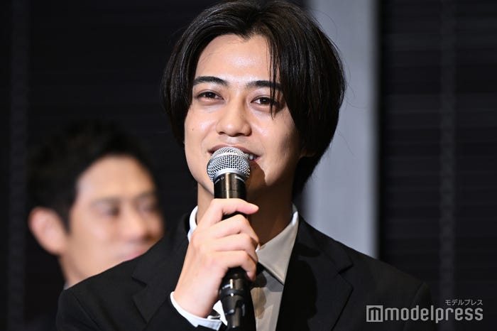 豊田裕大と撮影現場で昆虫を探しに行っていた高橋海人(C)モデルプレス