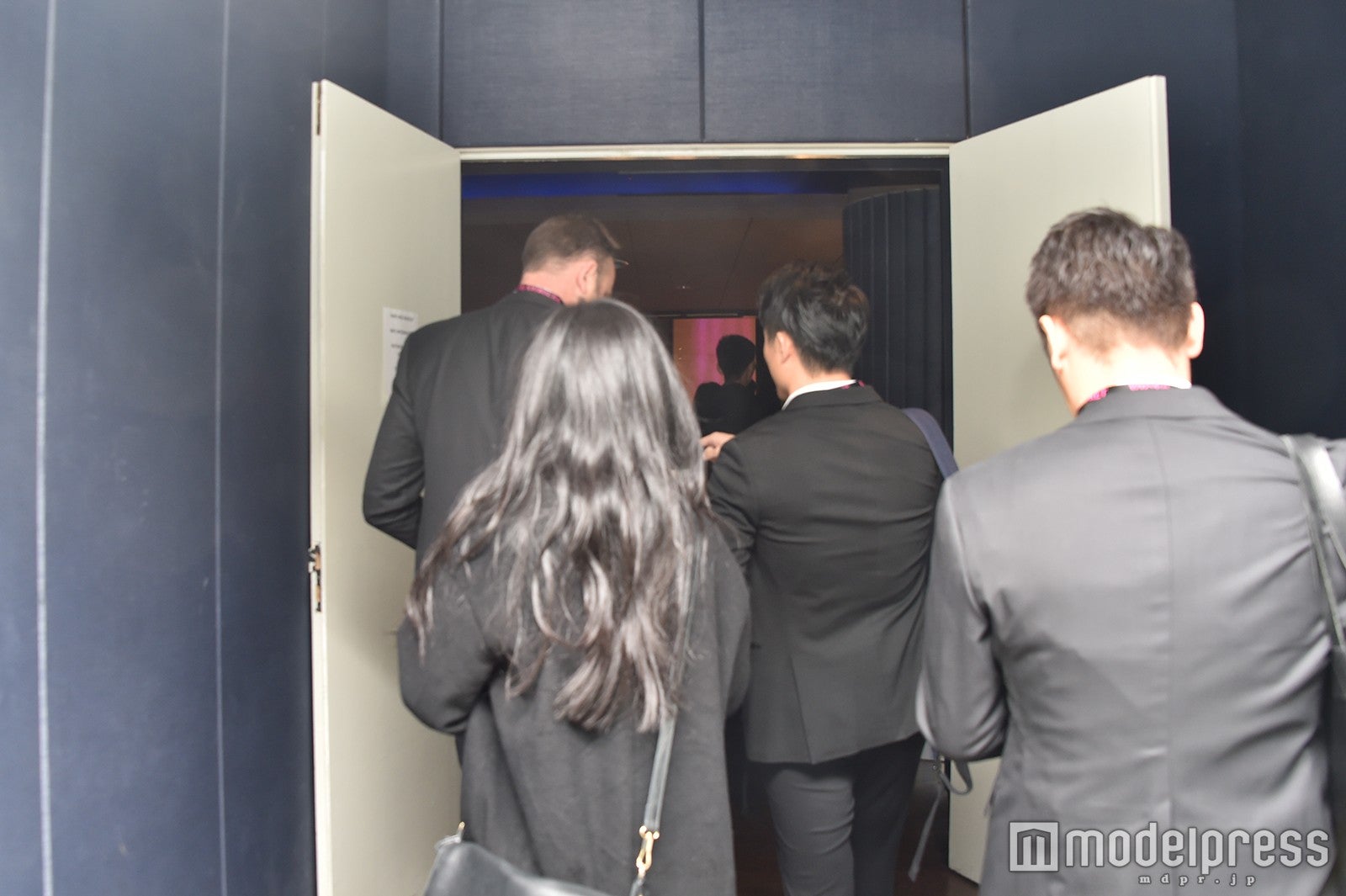 メイクルーム入り口。いよいよ取材が始まる…！ （C）モデルプレス