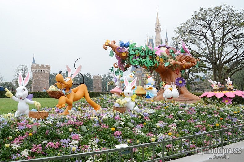 イースターバニーが集まるツリーハウス