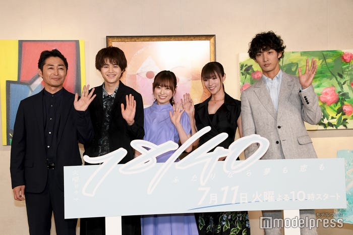 (左から)安田顕、鈴鹿央士、福原遥、深田恭子、上杉柊平(C)モデルプレス