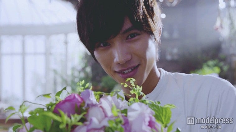 福士蒼汰が耳元でそっと囁く 所作に「さすが」の声