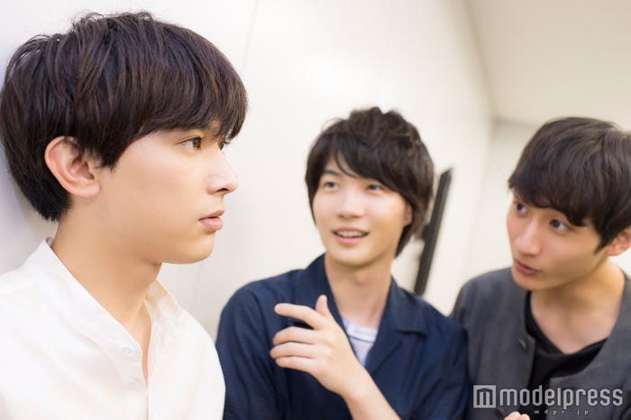 吉沢亮の話に耳を傾ける神木隆之介と小関裕太、の図 (C)モデルプレス