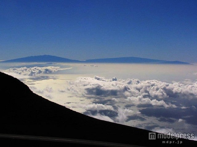 昼間は綺麗な青空が／photo by Ken Lund