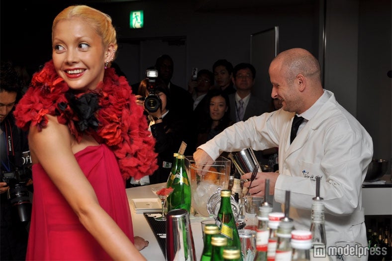 カクテルサービスを楽しむ土屋アンナ