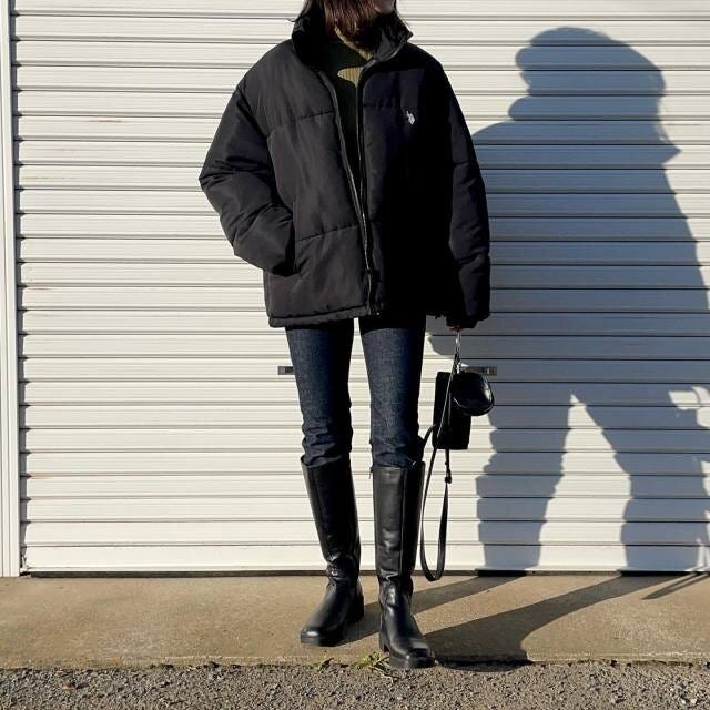 黒ダウンを合わせて冬の王道カジュアル レディースでおすすめスキニーとロングブーツコーデ