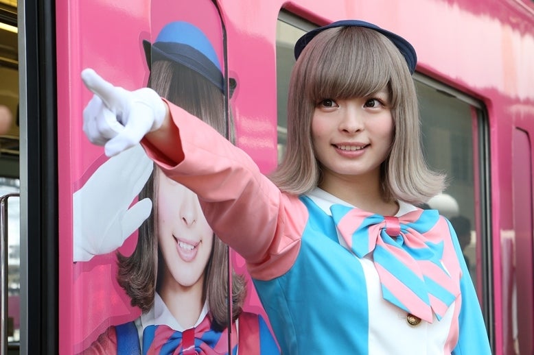 運行開始記念セレモニーで出発進行の合図をするきゃりーぱみゅぱみゅ／画像提供：西武鉄道