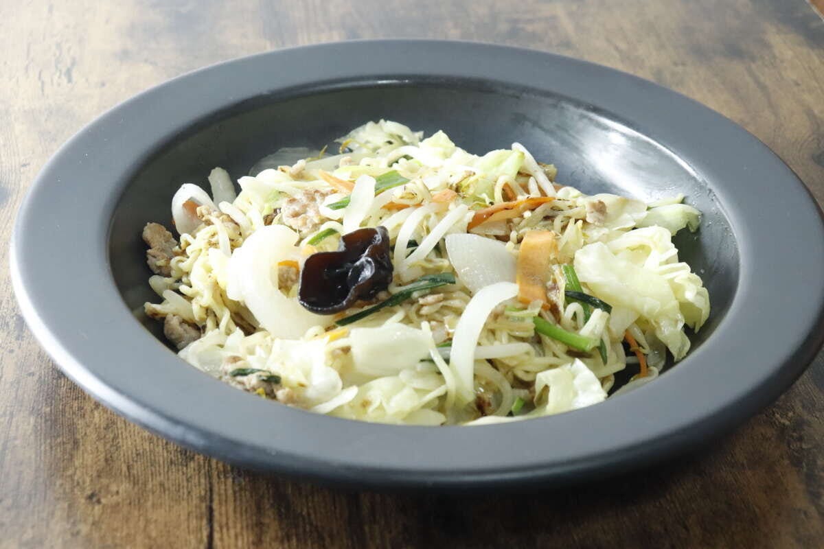 黒い器に盛り付けられた棒ラーメンで作った焼きそば 黒い器に盛り付けられた棒ラーメンで作った焼きそば