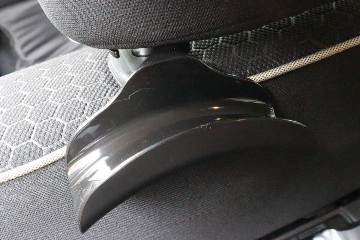 車の座席のヘッドレスト部分に設置された黒い車用バッグフック