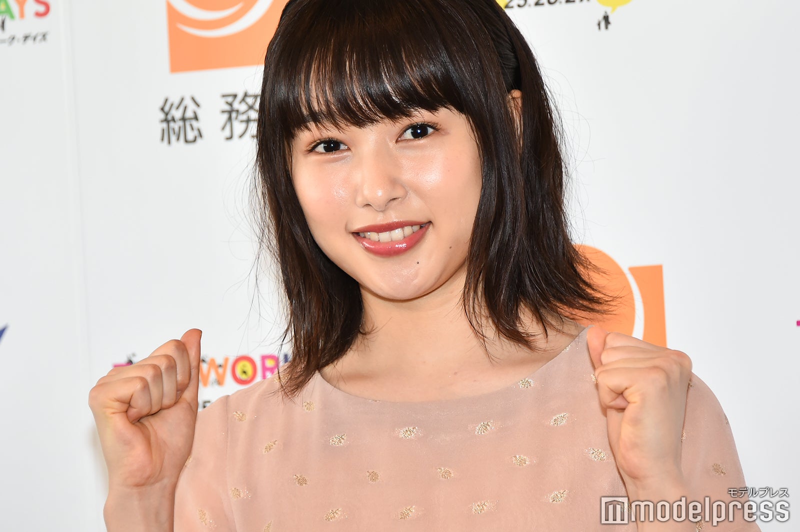 桜井日奈子、サッカーW杯「半端ねぇゴールを期待」本田圭佑選手の“敬礼ポーズ”も披露