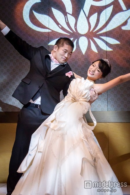 披露宴ではダンスしながら登場した石井慧選手と林明日香