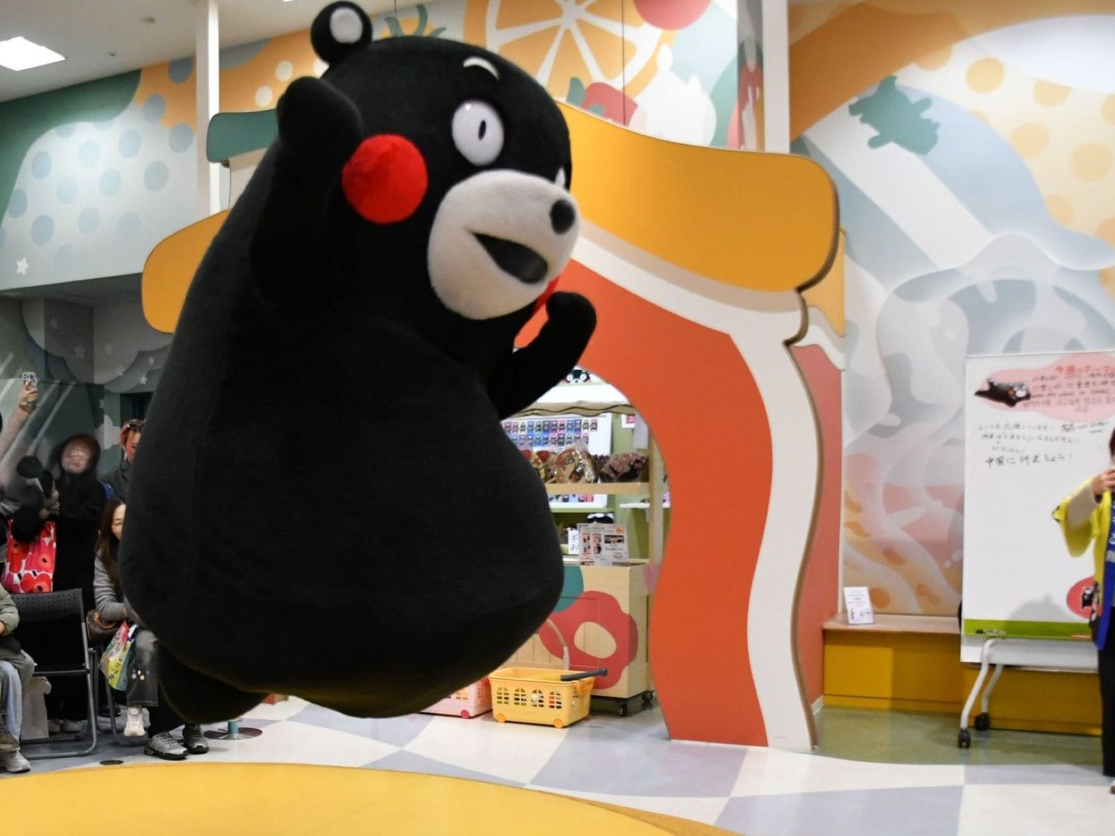 くまモン大ジャンプ！＝11月21日、熊本市
