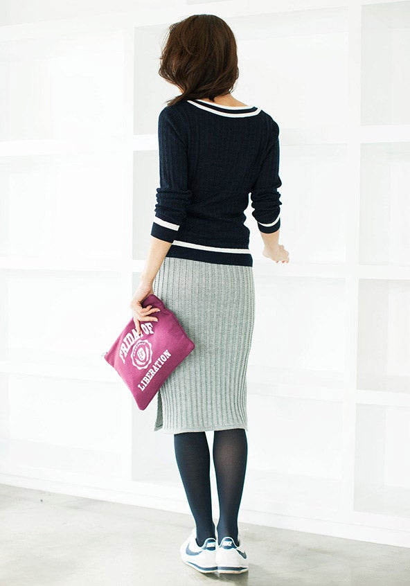 ライン入りVネックニットプルオーバー＋太リブタイトスカート「STYLEST」5,130円（税別）／画像提供：STYLEST