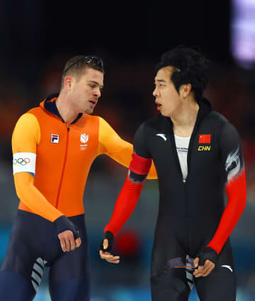 オランダ金メダル候補が激怒 最終バックストレートで中国選手と交錯し失速 鬼の形相で背中を叩く 会場騒然 中国選手は失格に 再レースも5位のまま スピードスケート男子1000m